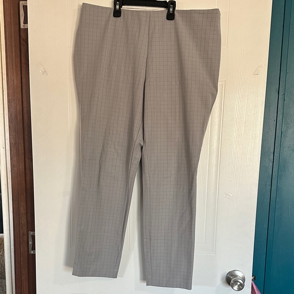 a new day Pants - NWOT A New Day Women's Gray Checkered Straight Leg Ankle Pants